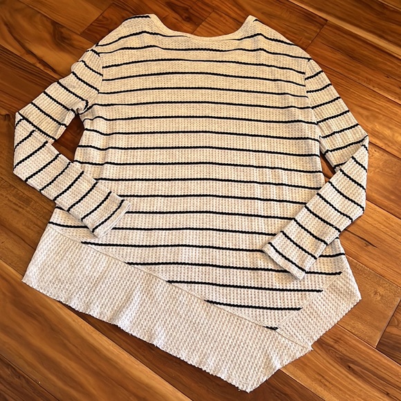 Sweet Romeo long sleeve waffle knit asymmetrical top - Picture 5 of 7